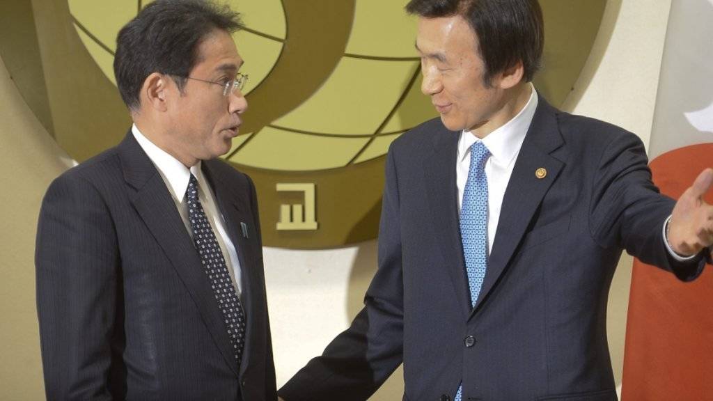 Japans Aussenminister Kishida (links) und sein südkoreanischer Amtskollegen Byung Se einigen sich im Streit um «Sexsklaverei».