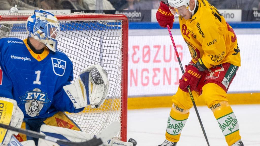 Harri Pesonen (in gelb) stochert kurz vor Ende der Verlängerung den Puck zum 4:3-Siegtreffer für die SCL Tigers beim EV Zug über die Linie. Bis zur 40. Minute hatte Zug 3:0 geführt...