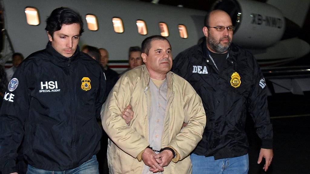 US-Sicherheitskräfte nehmen den Drogenboss Joaquin Guzmán alias «El Chapo» in Empfang. Ihm soll in den USA der Prozess gemacht werden.