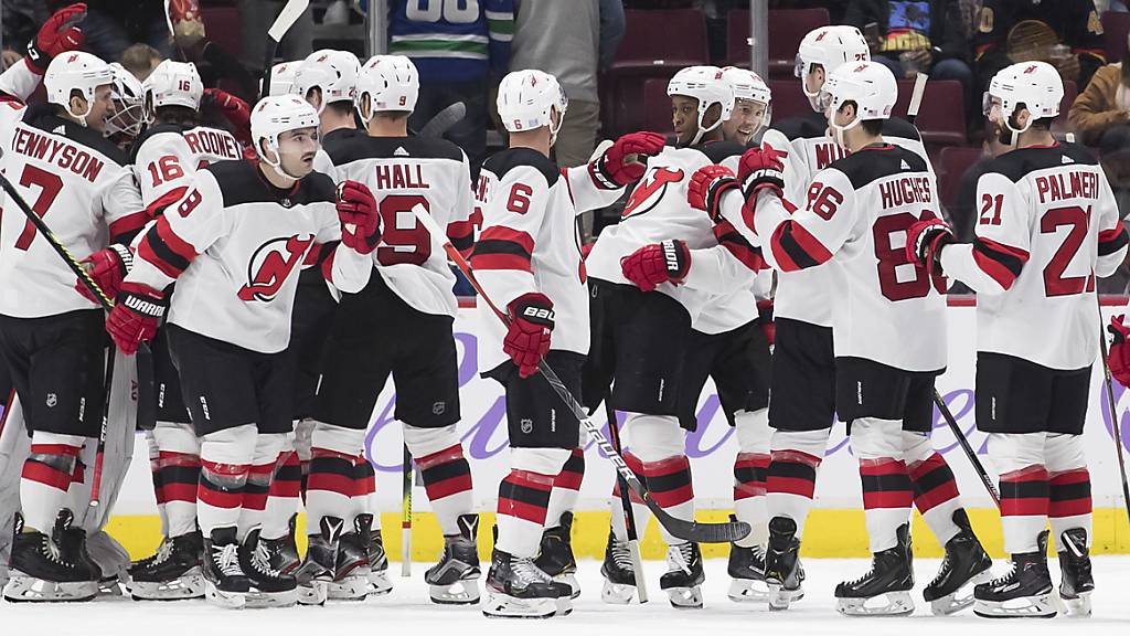 Die New Jersey Devils freuen sich über den Sieg in Vancouver