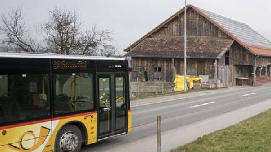 Ein Postauto fährt von Sachseln nach Sarnen. (Archivaufnahme)