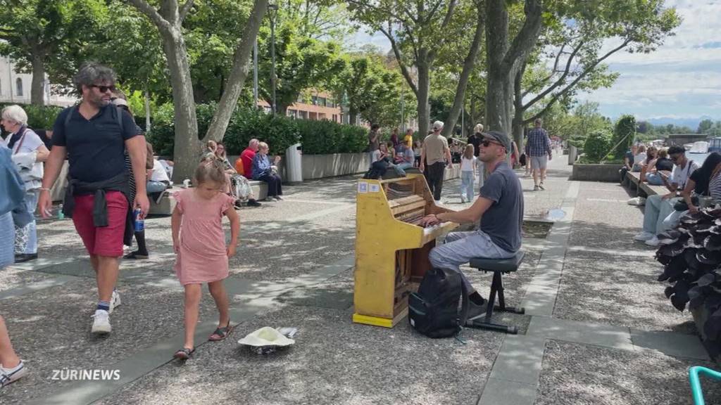 Pianist spielt auf der Strasse um sich einen Luxusflügel zu kaufen