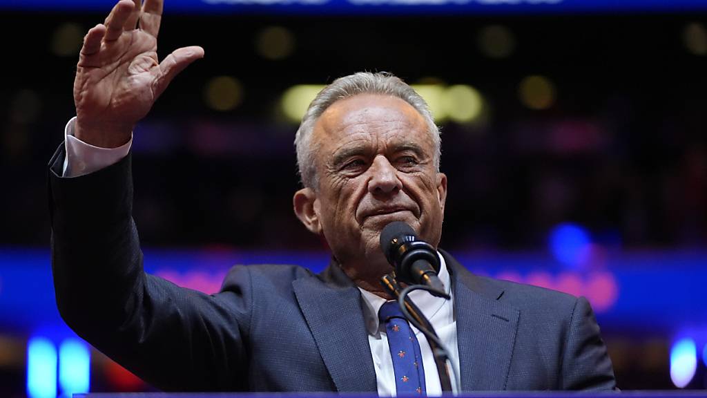 ARCHIV - Robert F. Kennedy Jr. spricht bei einer Wahlkampfveranstaltung im Madison Square Garden in New York. Foto: Alex Brandon/AP/dpa