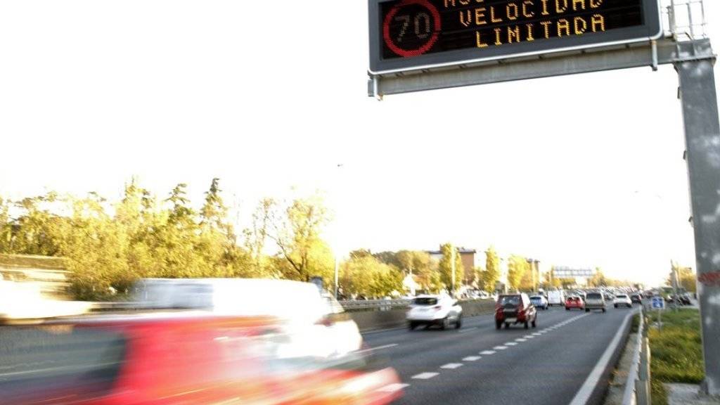 Eine elektronische Tafel signalisiert am Donnerstag in Madrid die Temposenkung auf 70 km/h.