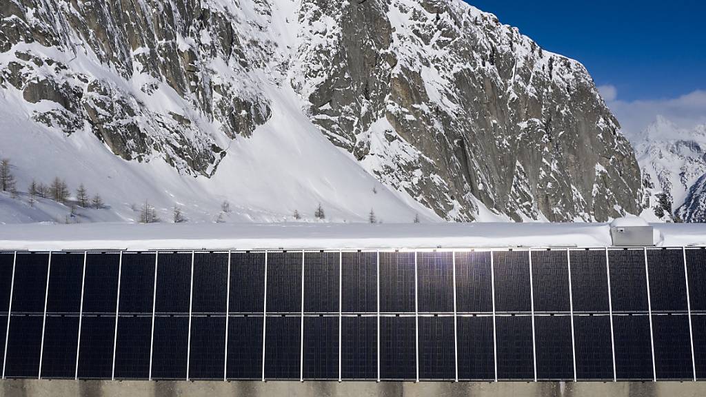 Die Vorschriften für Solaranlagen in den Bergen sollen laut Ständeratskommission gelockert werden. (Archivbild)