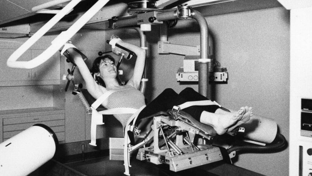 Kurz vor der Behandlung mit dem Nierensteinzertrümmerer im Berner Inselspital, 1985