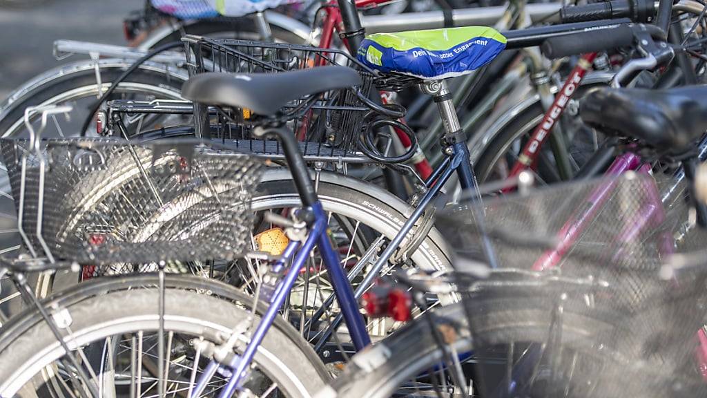 Mit dem Velo an den Bahnhof: Der Kanton Zürich lanciert ein Förderprogramm «Bike & Ride»-Anlagen. (Symbolbild)