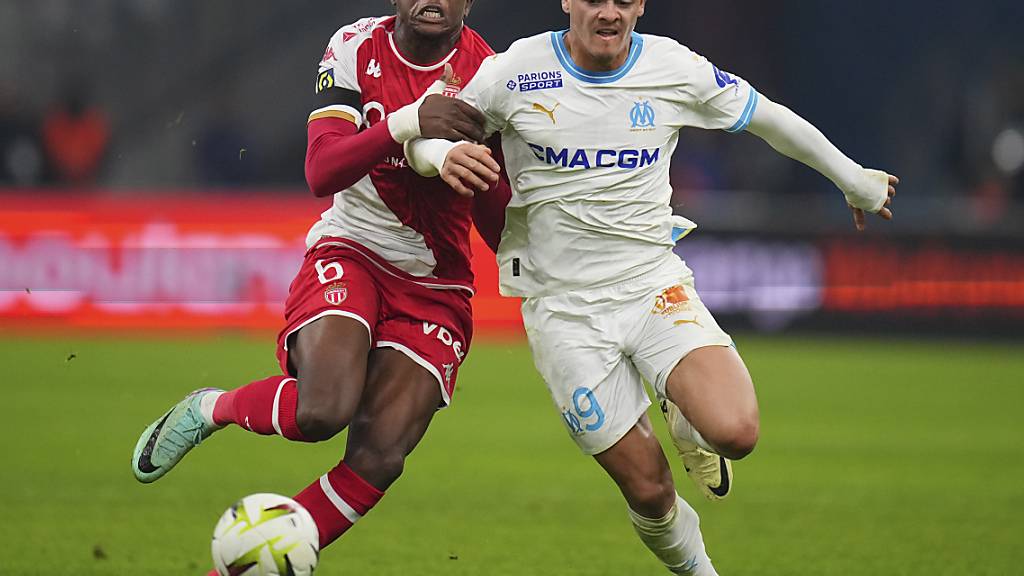 Denis Zakaria (links), hier im Ligue-1-Duell mit Marseilles Vitor Oliveira Vitinha, scheitert mit Monaco im Cup