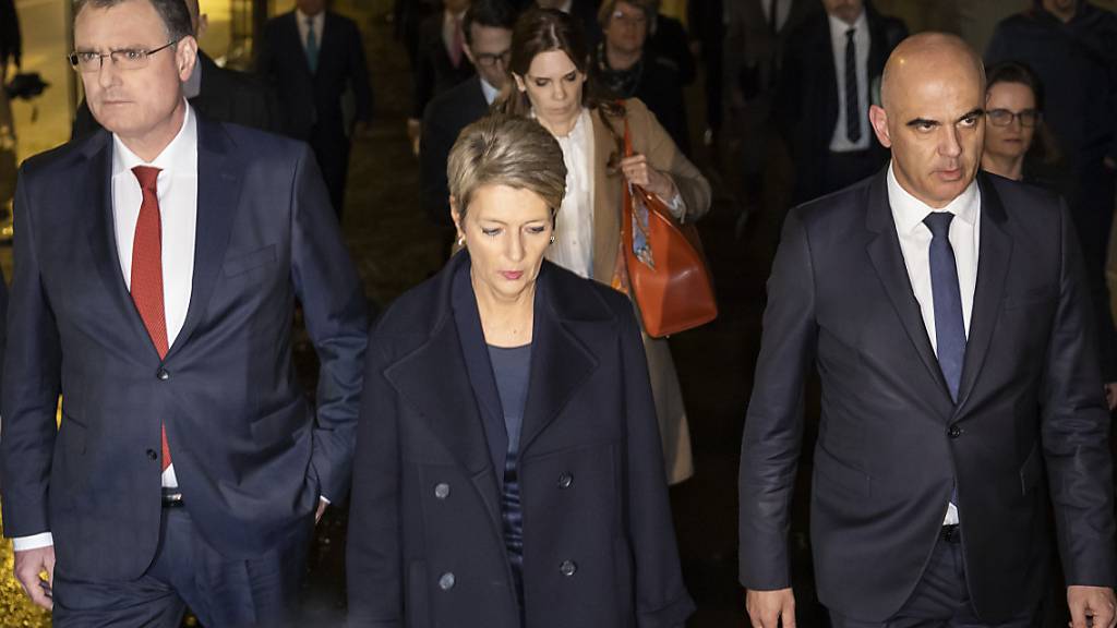Sie schritten am 19. März zur Rettung der Credit Suisse: SNB-Präsident Thomas Jordan (links), Finanzministerin Karin Keller-Sutter und Bundespräsident Alain Berset (rechts). (Archivbild)