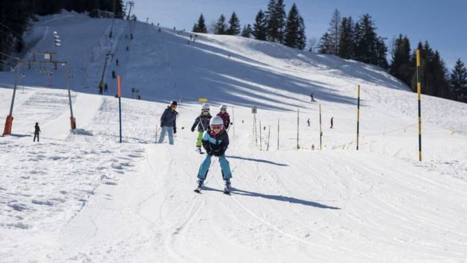 Sattel-Hochstuckli schliesst wegen Schneemangels zwei Skilifte