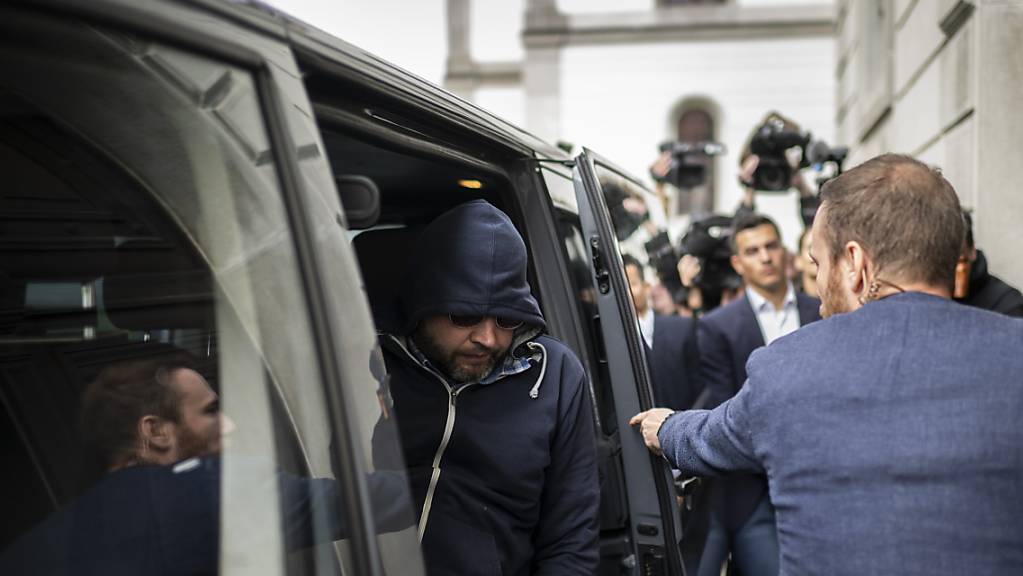 Der 45-jährige Angeklagte steigt aus einem Fahrzeug vor dem Gerichtsgebäude in St.Gallen.