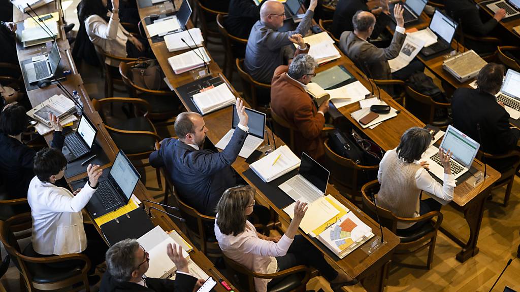 Die Mehrheit des St. Galler Kantonsrats will nach dem Vorbild Deutschlands Bezahlkarten statt Bargeld für Asylsuchende einführen. (Archivbild)