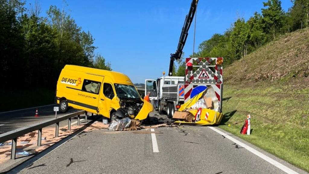 Die A52 Richtung Zürich musste wegen des Unfalls komplett gesperrt werden. Auch in der Gegenrichtung war die Unfallstelle zeitweise unpassierbar.