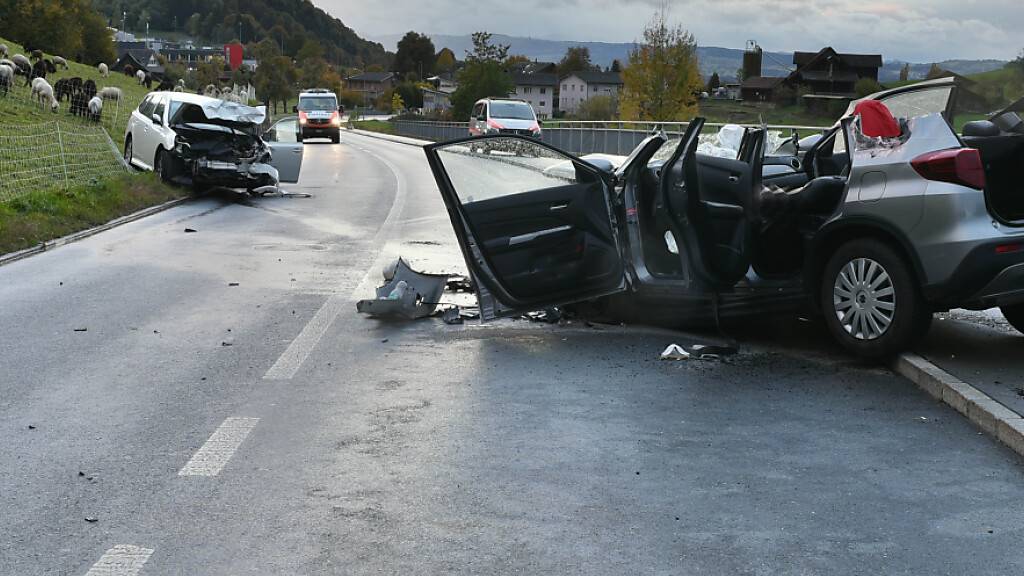 Zwei Autofahrer bei Frontalkollision in Adligenswil LU verletzt