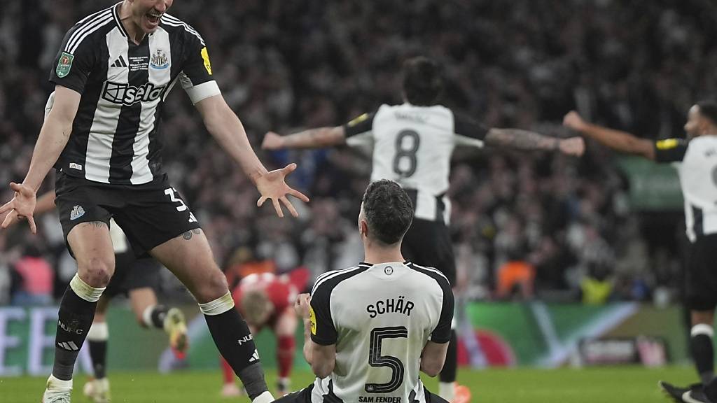Abwehrstark und auch torgefährlich: Fabian Schär ( Nummer 5) bejubelt einen Treffer für Newcastle United