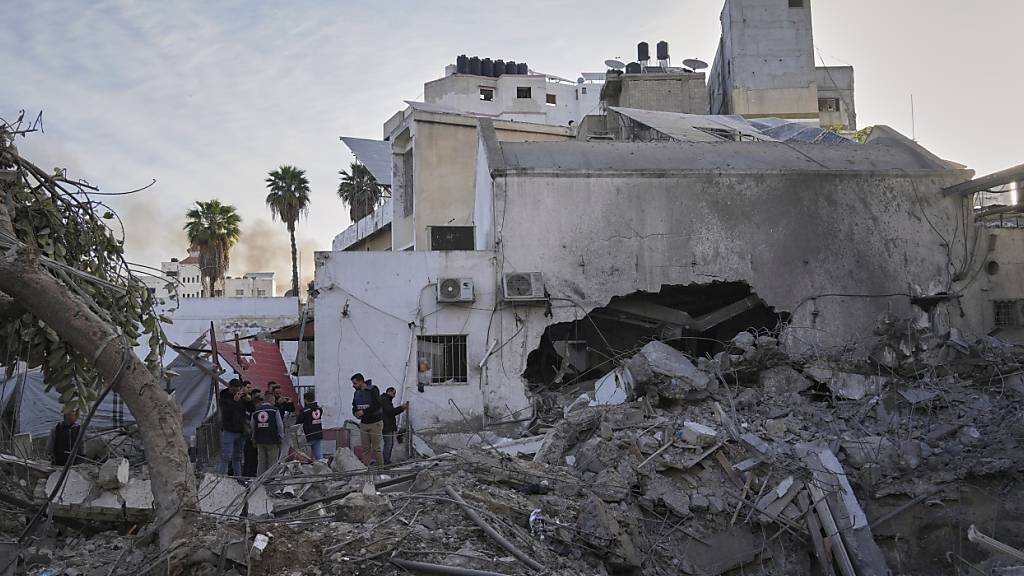 Die Ambulanz- und Laborstation des arabischen Baptistenkrankenhauses Al-Ahli ist zu sehen, nachdem sie am späten Samstag von einem israelischen Armeeschlag getroffen wurde. Die Armee hatte zuvor eine Warnung zur Evakuierung von Patienten herausgegeben. Foto: Jehad Alshrafi/AP/dpa