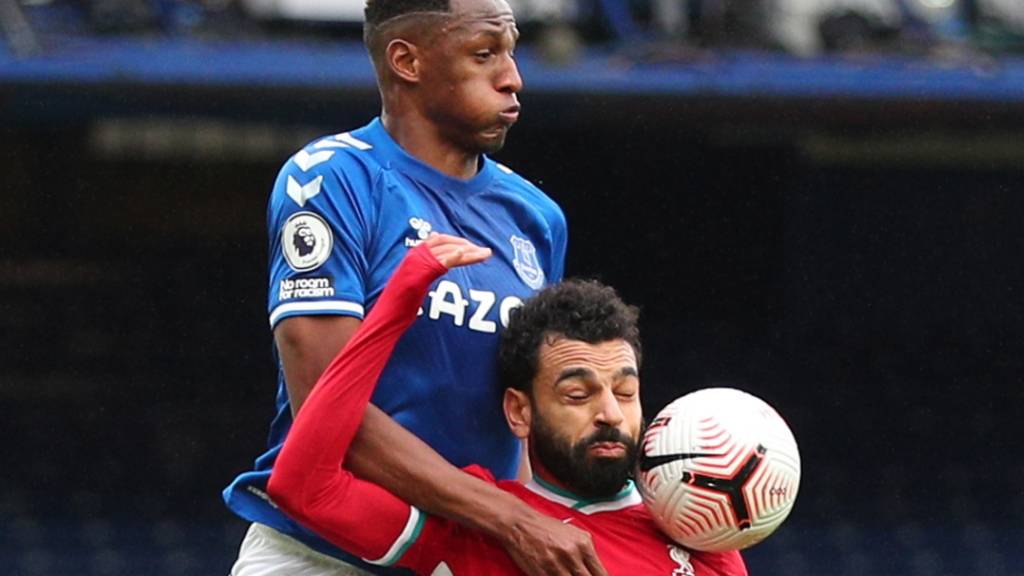 Harter Kampf im Merseyside-Derby: Evertons Yerry Mina (oben) gegen Mohamed Salah