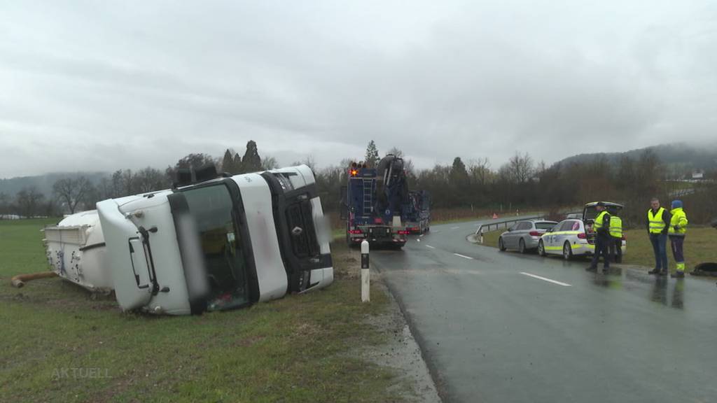 Schwierige Bergung: In Schinznach-Dorf verunfallt ein LKW und kippt in ein Feld