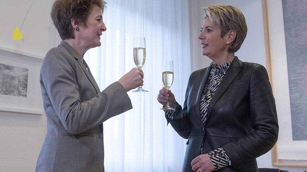 Bundesrätin Simonetta Sommaruga und Bundesrätin Karin Keller-Sutter stossen auf die Departementsübergabe an.