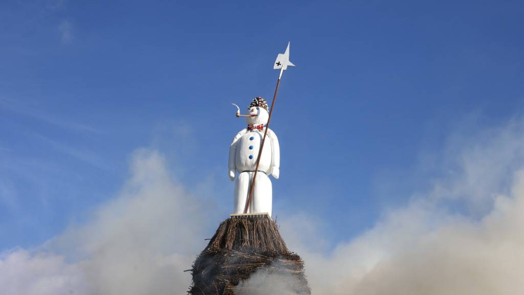 Der Böögg auf dem Scheiterhaufen. Am Montag geht es ihm wieder an den Kragen. (Archivbild)