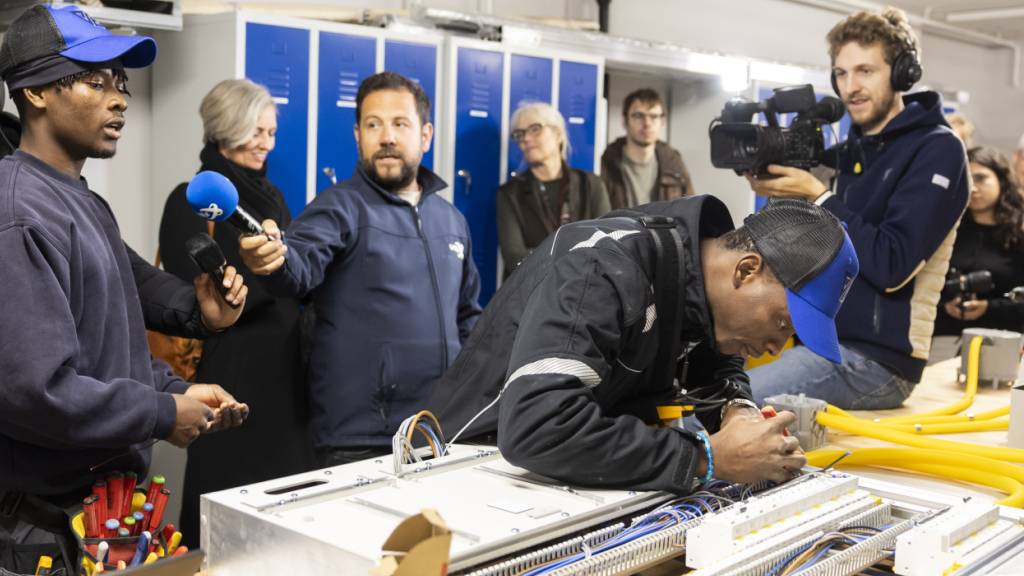 Zu den Massnahmen des Bundes gehört die Integrationsvorlehre. Im Bild Lernende in einem Betrieb in Villars-sur Glâne FR während eines Besuchs von Bundesrat Beat Jans im Oktober 2025. (Archivbild)