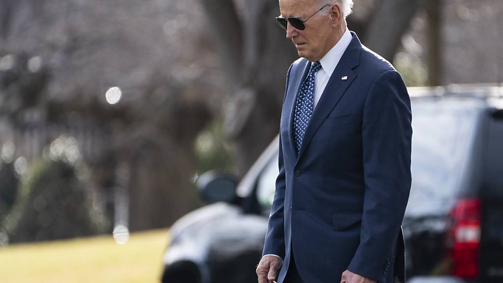 US-Präsident Joe Biden geht auf dem Südrasen des Weißen Hauses. Foto: Evan Vucci/AP