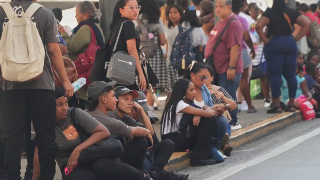 Menschen versammeln sich nach einem Erdbeben in Panama-Stadt vor einem Einkaufszentrum. Foto: Aris Mariota/AP/dpa