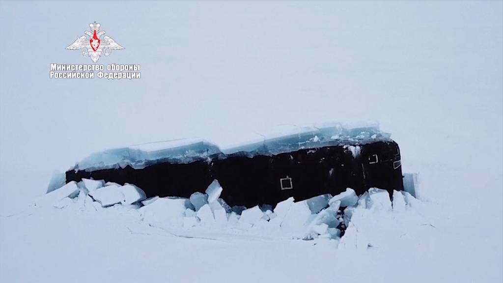 Russische Atom-U-Boote durchbrechen meterdickes Eis