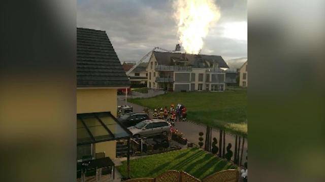 Mehrfamilienhaus in Flammen