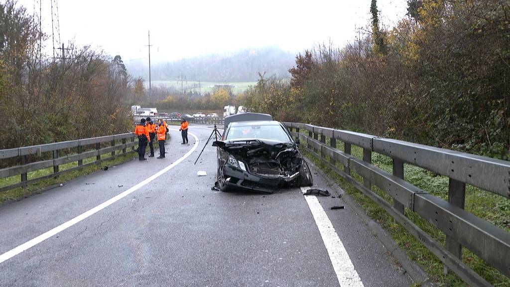 Auto verunfallt nach Flucht vor der Polizei in Wettingen –  zwei Personen verhaftet