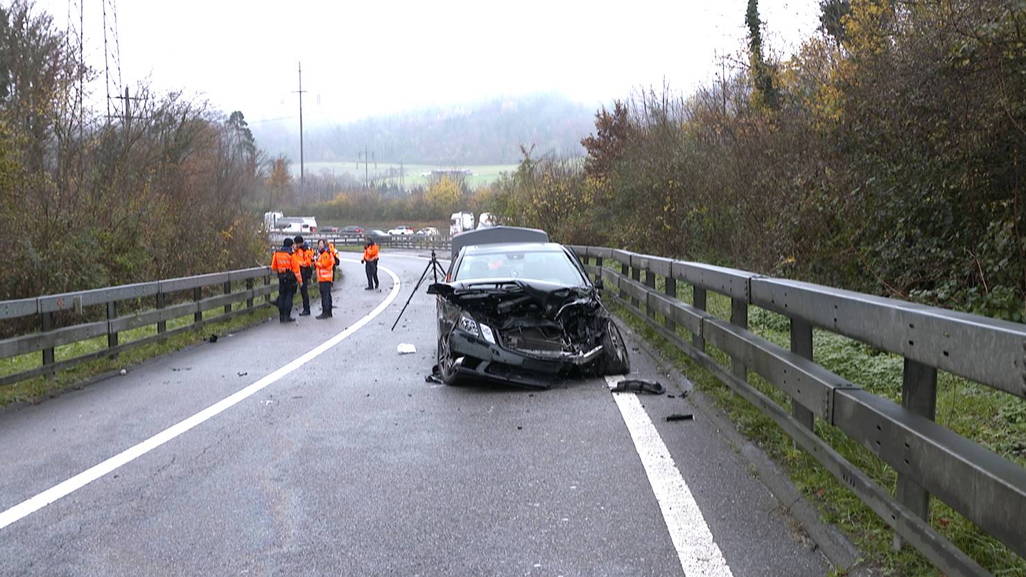 Auto verunfallt nach Flucht vor der Polizei in Wettingen –  zwei Personen verhaftet | TeleZüri