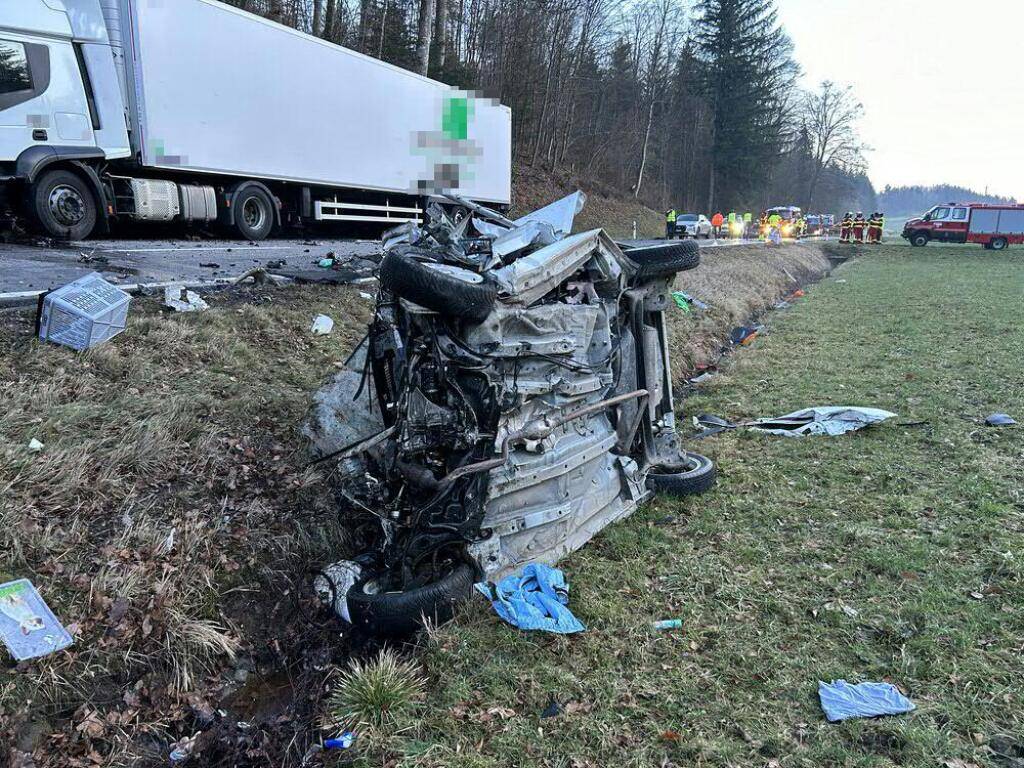 In diesem Auto sind bei einer Frontalkollision mit dem entgegenkommenden Lastwagen in Rottenschwil AG der Lenker und dessen Beifahrerin ums Leben gekommen.