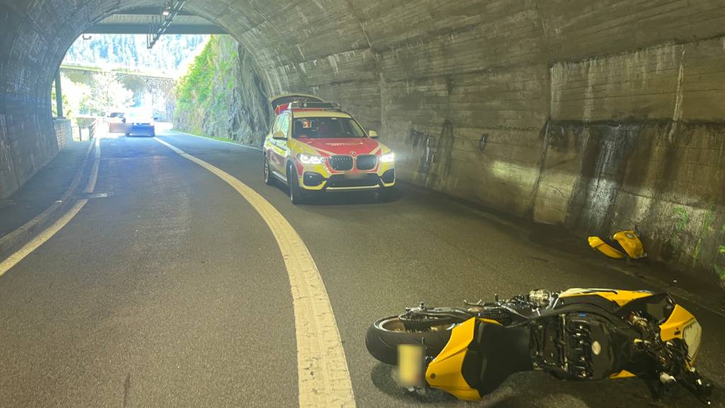 Die beiden Motorradfahrer kollidierten in einem Tunnel auf der Sustenpassstrasse.