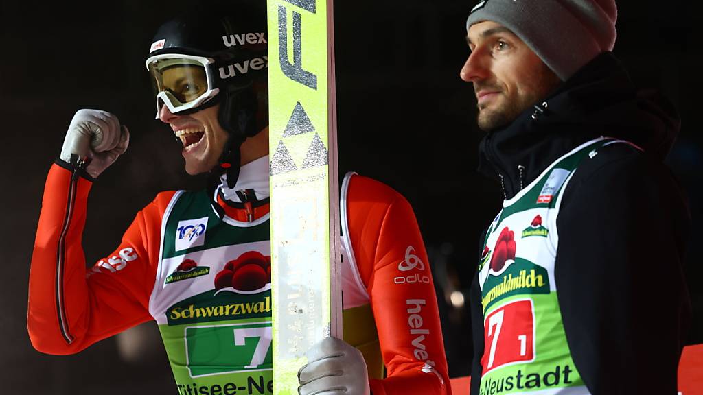 Gregor Deschwanden (linke) und Killian Peier freuen sich über den 4. Platz in Titisee-Neustadt