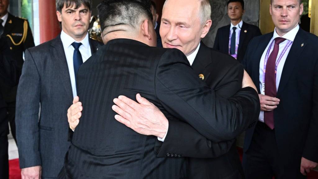 Auf diesem von der staatlichen russischen Nachrichtenagentur Sputnik via AP veröffentlichten Foto umarmen sich der russische Präsident Wladimir Putin (M,r-l) und Kim Jong-un. Foto: Sergei Bobylev/Pool Sputnik Kremlin/AP/dpa - ACHTUNG: Nur zur redaktionellen Verwendung und nur mit vollständiger Nennung des vorstehenden Credits