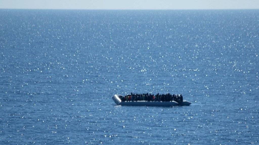 Überladenes Flüchtlingsboot im Mittelmeer. (Archivbild)