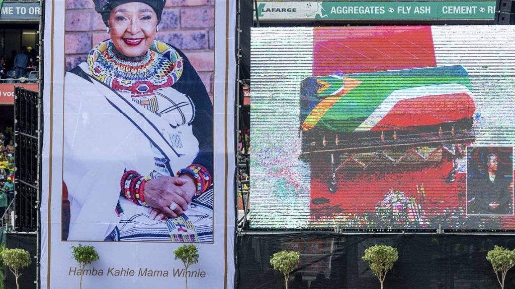 Begräbniszeremonie im Sportstadion: Winnie Madikizela-Mandela starb Anfang April, Tausende geben ihr in Soweto das letzte Geleit.