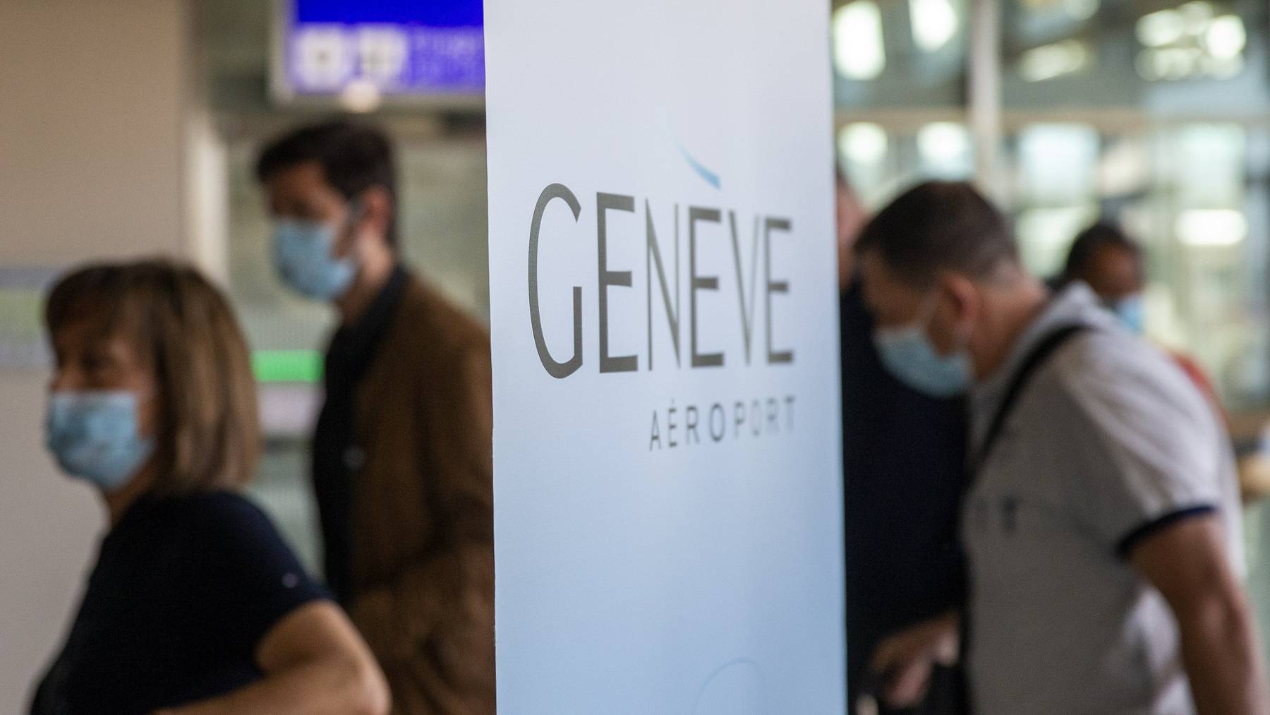 Passagiere bei der Ankunft am Flughafen Genf.