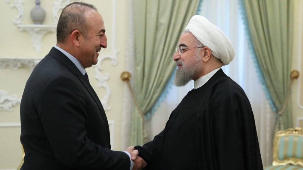 Irans Präsident Ruhani (r) und sein türkischer Gast Mevlüt Cavusoglu