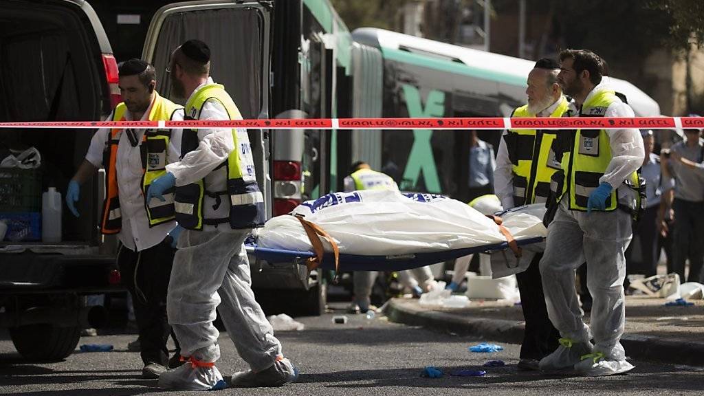 Nach dem Angriff auf einen Linienbus in Jerusalem transportieren Rettungskräfte die Leiche eines Israelis ab.