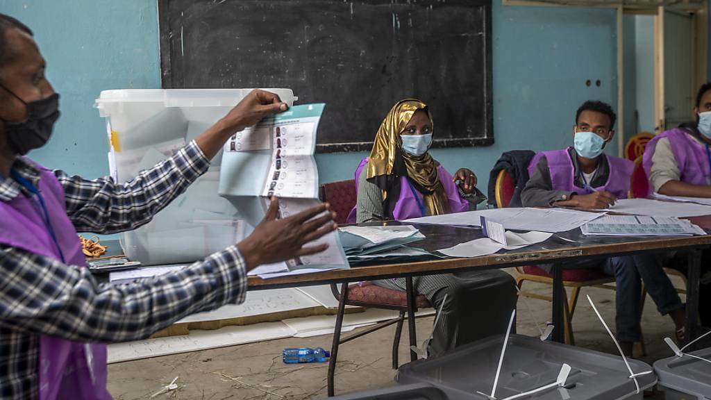 Wahlhelfer zählen Stimmen in einem Wahllokal. Die Parlamentswahl in Äthiopien wird in der Region Sidama um einen zweiten Tag verlängert. Am Wahltag habe es an Stimmzetteln gefehlt, sagte die Wahlkommission am späten Montagabend.