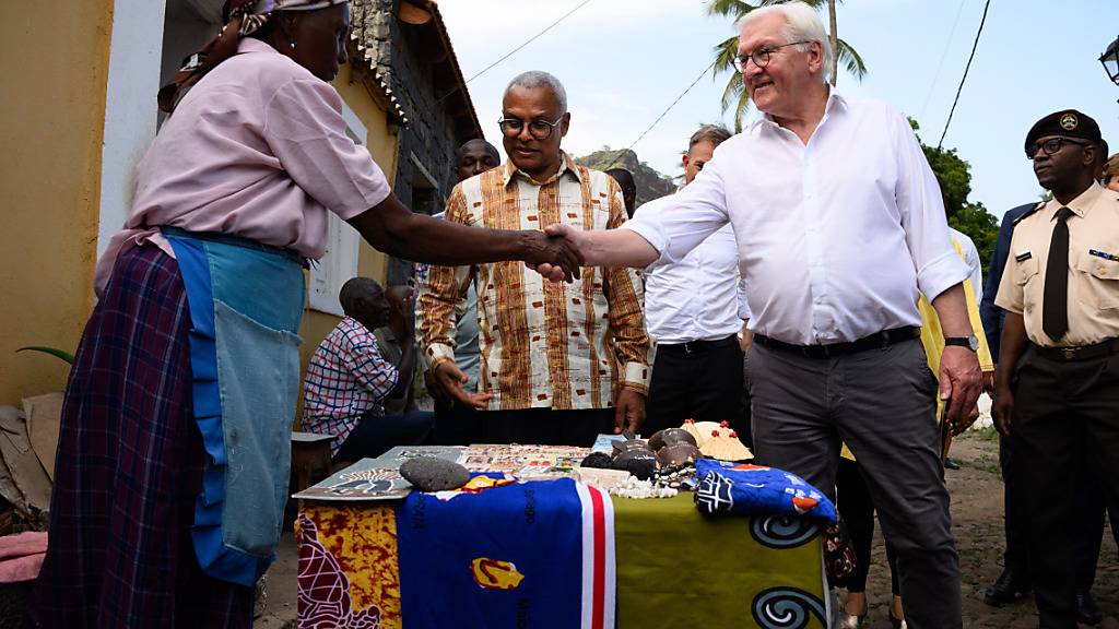 Bundespräsident Frank-Walter Steinmeier bei seinem Staatsbesuch in Kap Verde. Foto: Bernd von Jutrczenka/dpa