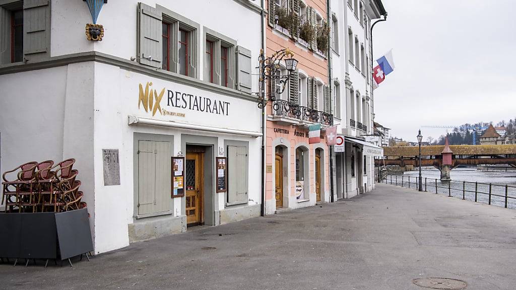 Ein durch die Coronamassnahmen des Bundes geschlossenes Luzerner Restaurant im Februar 2021. (archivaufnahme)