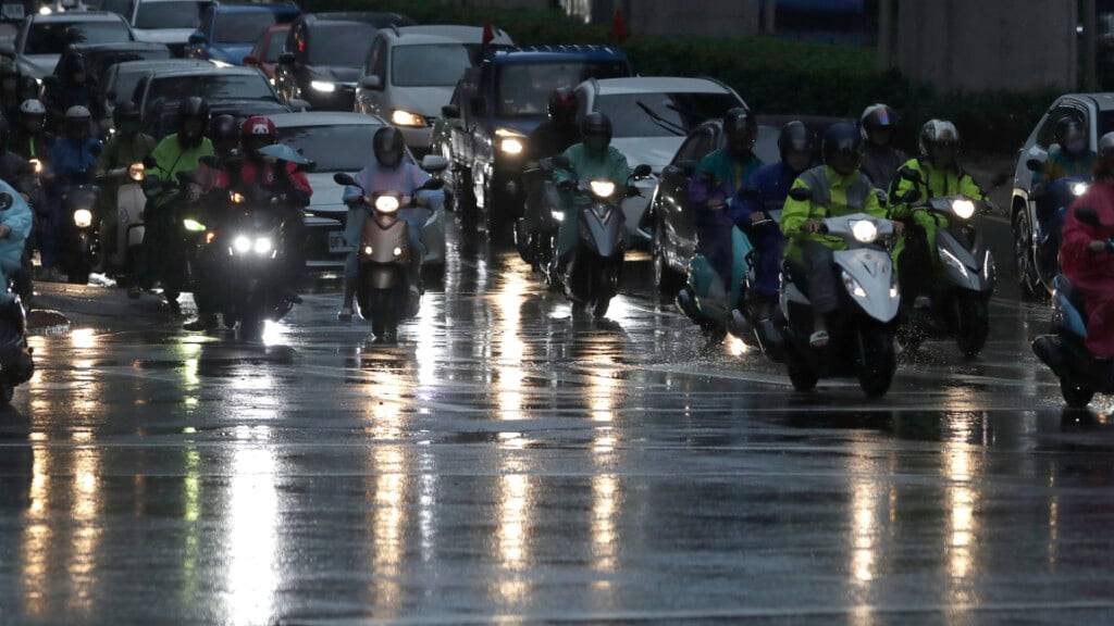 Fahrzeuge fahren durch den vom Taifun Ragasa verursachten Regen. Foto: Chiang Ying-ying/AP/dpa