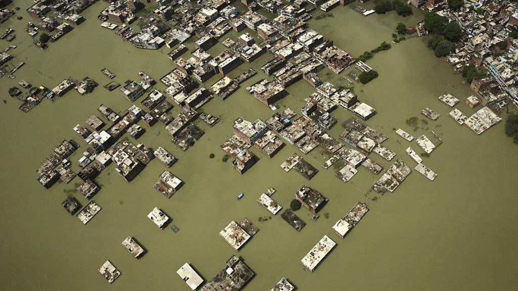 In der Stadt Allahabad im indischen Bundesstaat Uttar Pradesh stehen ganze Stadtteile unter Wasser.