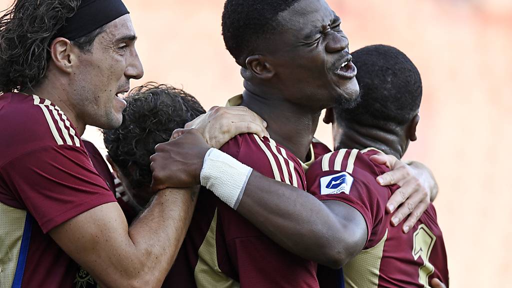 Die Genfer feiern ihren Doppeltorschützen Chris Bedia (2. von rechts)