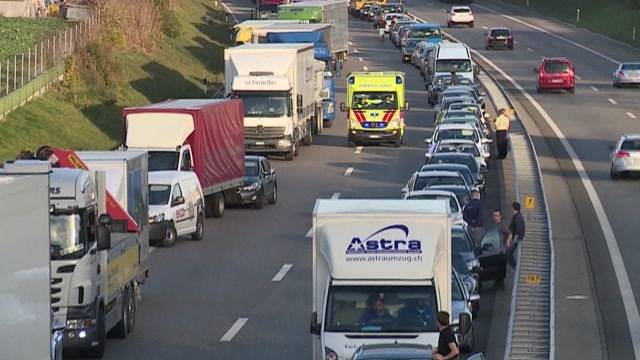 Unfall: Kilometerlanger Stau auf A1