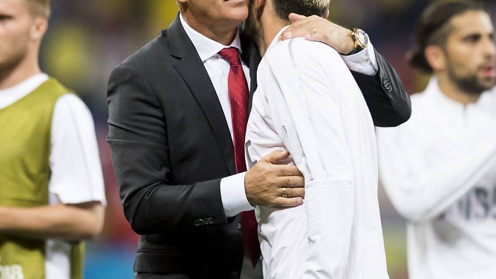 Vladimir Petkovic umarmt Valon Behrami nach dem gelungenen WM-Auftakt