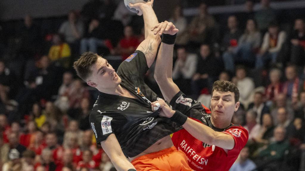 Patrik Martinovic (links) gewinnt mit den Kadetten Schaffhausen auch das zweite Spiel in der noch jungen Saison