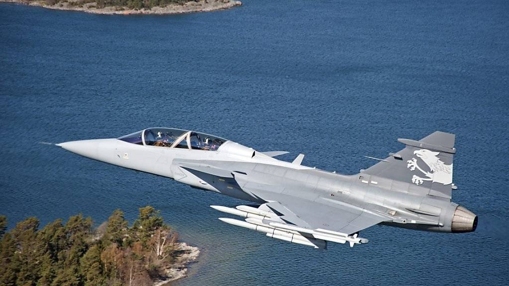 Der Gripen ist 2014 an der Urne abgestürzt. Nun nimmt der Bundesrat einen neuen Anlauf, die Schweizer Luftwaffe mit modernen Kampfflugzeugen auszurüsten. Im Bild ein Jet der schwedischen Luftwaffe. (Archiv)